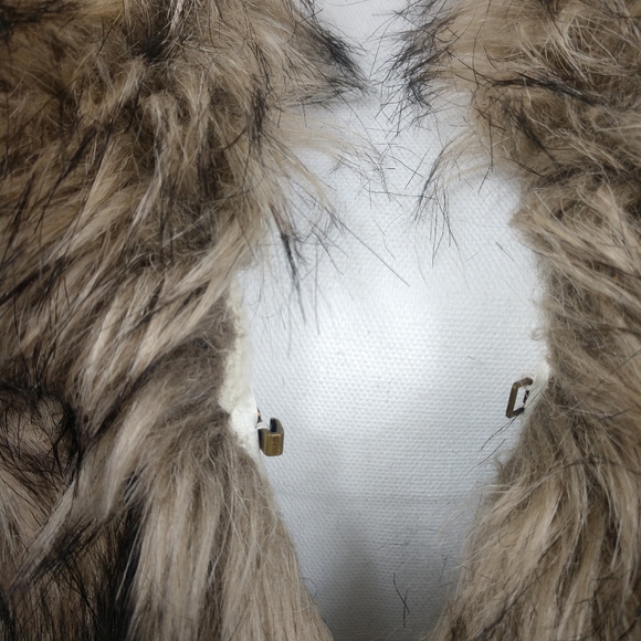 Guess sweater vest trimmed with faux fur - Picture 6 of 11